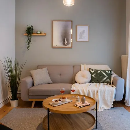 New Stylish 2bd, Balcony Apartment