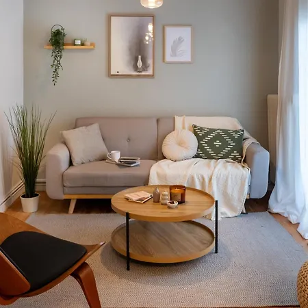 New Stylish 2bd, Balcony Apartment